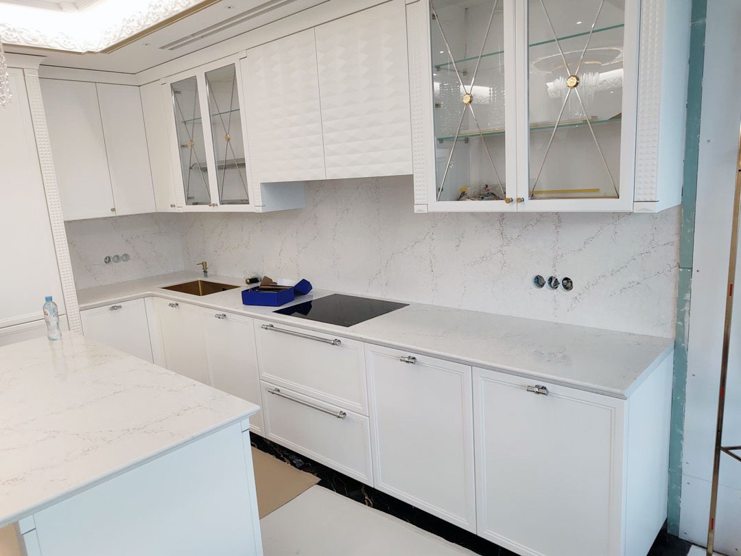 Белая кухня с кварцевой столешницей и фартуком под мрамор - Antonio от Quantra Quartz