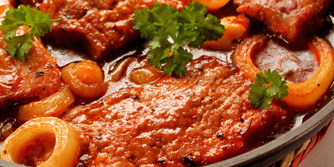 Необычный способ приготовления отбивных: мясо получается сочным, нежным и насквозь пропитывается ароматным соусом.