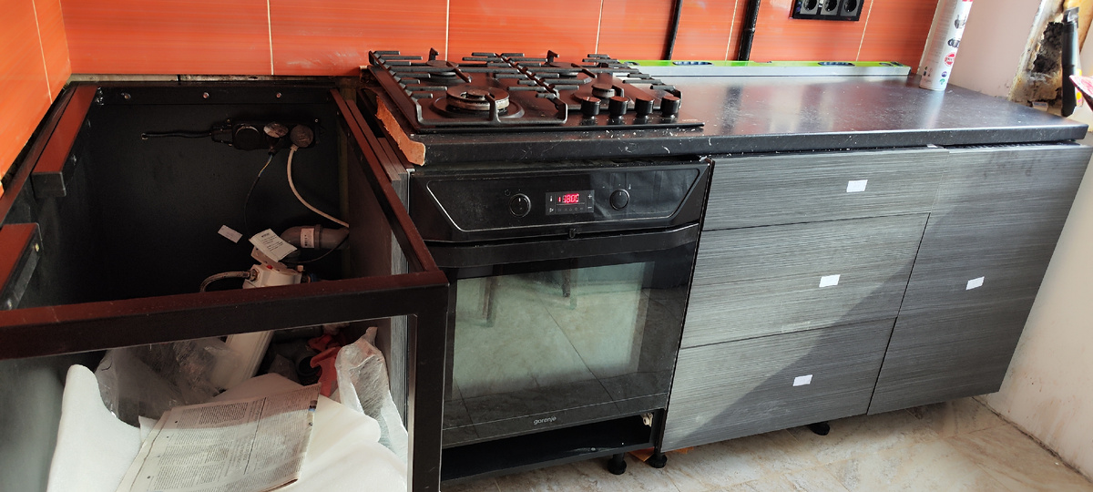 Низ "временно" как смогли собрали, газ чудом вкорячили на обломки старой столешницы 