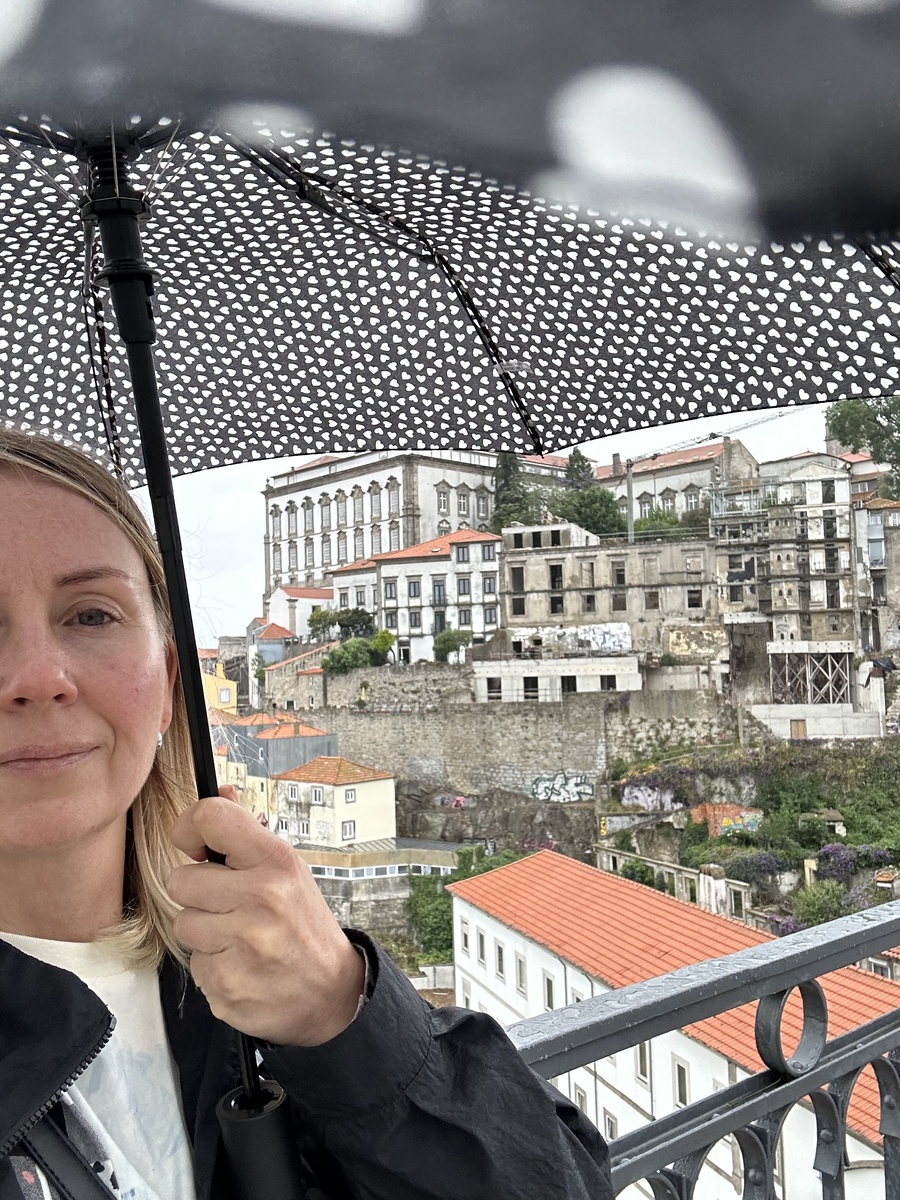 Я с зонтом и на мосту