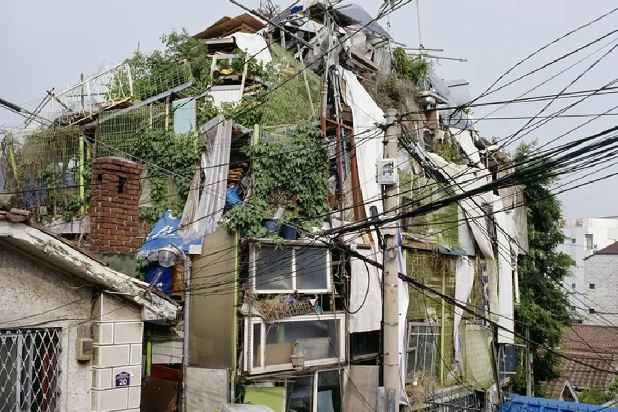 Некоторые заброшенные дома в Корее бывают частично обитаемы