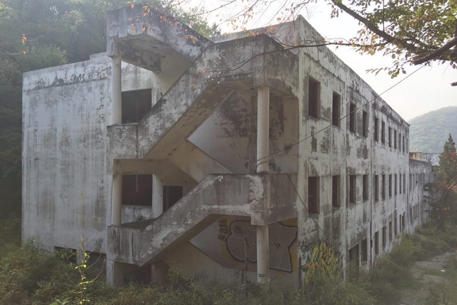 Брошенными оказываются бывшие отели, больницы, школы