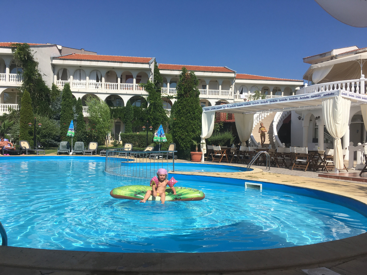 Бассейн у кафе, в котором мы завтракали