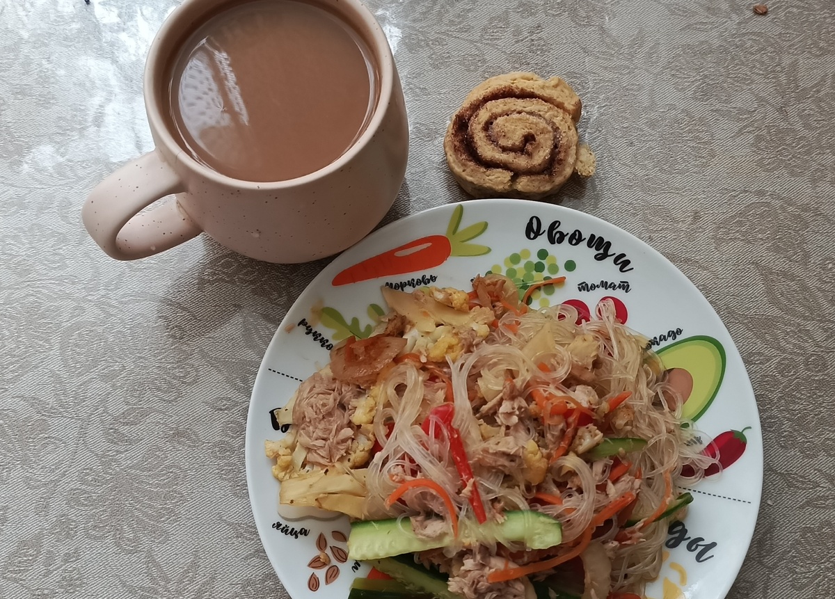 Фунчоза с овощами и тунцом, кофе с кокосовым молоком и постное песочное печенье