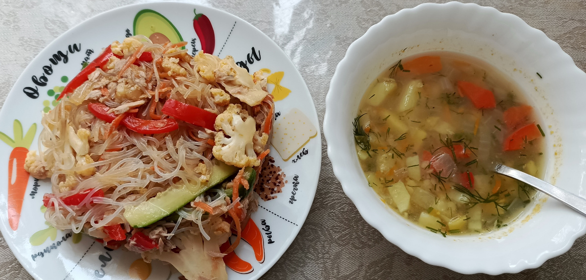 Чечевичный суп и фунчоза с овощами и тунцом