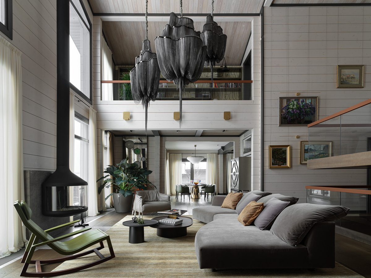 В гостиной диван Absolu, Edra, столики Louisa, Molteni&C, кресло-качалка Don’Do и серое кресло Archibald Gran Comfort от Poltrona Frau, люстры Atlantis, Terzani.