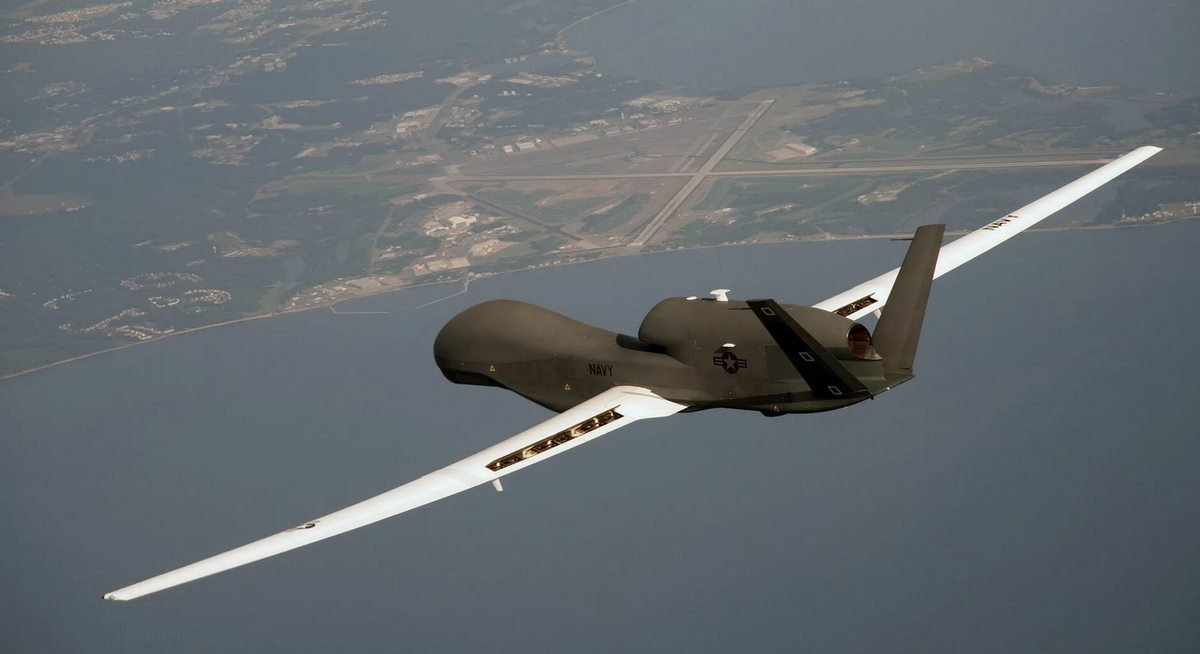 RQ-4A Global Hawk самый крупный и высотный реактивный дрон в арсенале ВМС США. Он может работать на высотах до 16000 метров. Его крейсерская скорость составляет 600 км\ч Фото разработчика Teledyne Ryan Aeronautical,