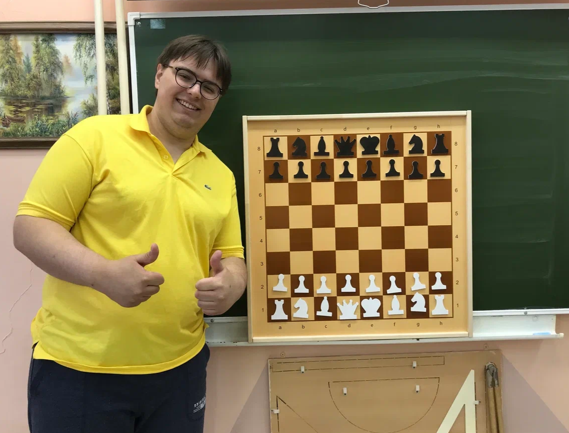 Первое время многое приходилось объяснять буквально «на пальцах». Позже я смог добиться от руководства, чтобы была приобретена демонстрационная доска для занятий шахматами.