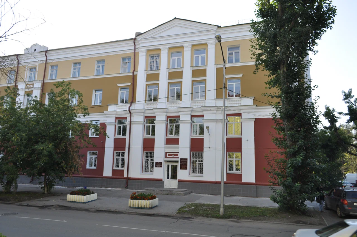 ИГУ. Фото с сайта https://yandex.ru/maps/org/irkutskiy_gosudarstvenny_universitet_fakultet_biznes_kommunikatsiy_i_informatiki/1178972880/gallery/. Взято с Яндекс.Картинки