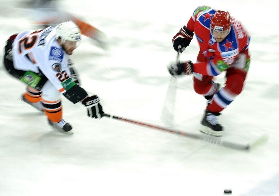    Игроки «Льва» Томаш Клоучек и ЦСКА Юрий Буцаев (слева направо) / Источник: © ИТАР-ТАСС/Владимир Астапкович©