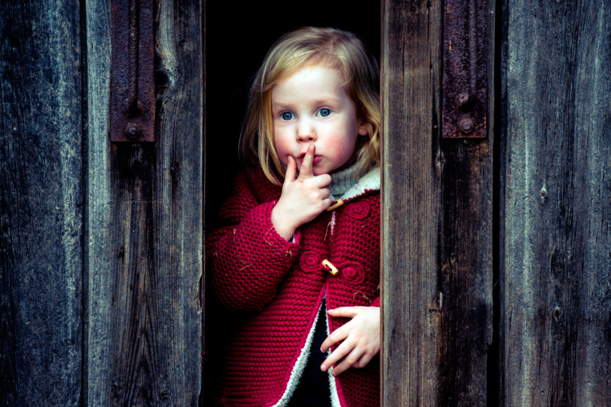 Левое полушарие не признает свои ошибки, чтобы показать свое превосходство и контролировать ситуацию