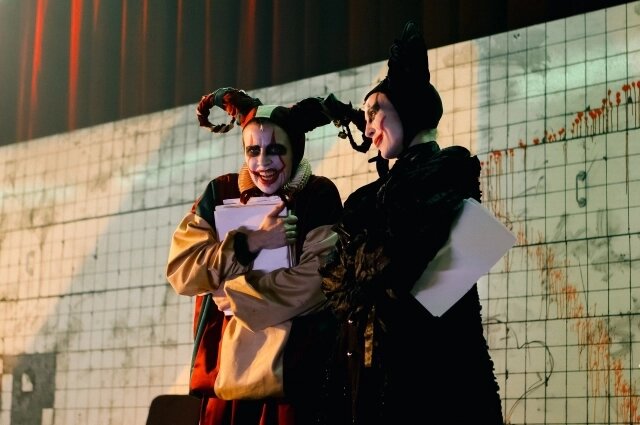    Историю на сцене пишут два шута. Фото: Омский ТЮЗ/ Полина Козлова