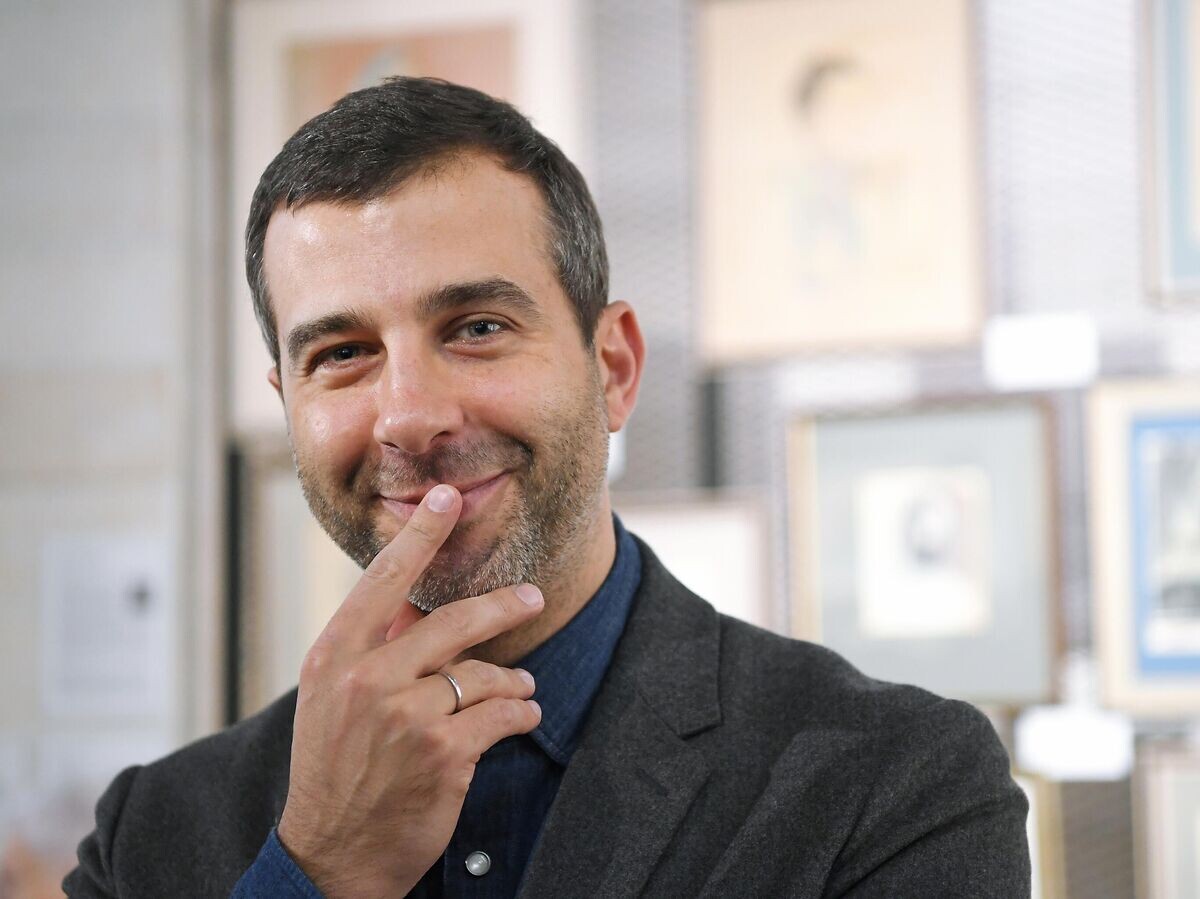    Телеведущий Иван Ургант на выставке "Александр Лабас. Неизвестные портреты" в театре "Мастерская П.Н. Фоменко" в Москве© РИА Новости / Светлана Шевченко