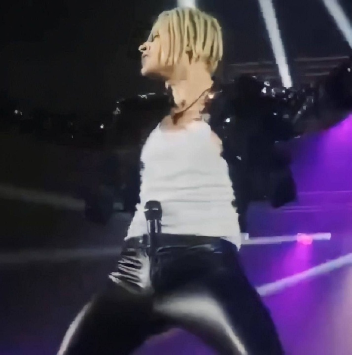 "У меня были попытки прятать микрофон под мышкой. Но тогда он падает. Недавно был случай, когда я не засунул микрофон в штаны и… повредил себе указательный палец. До сих пор синяк остался. Это произошло на „ЦСКА Арене“. Я держал микрофон в руке и показывал второй рукой людям, что надо хлопать. Отбил себе палец, ушиб получился. А вот если бы микрофон был в штанах в этот момент, может быть, травмы не произошло бы. Так что микрофон в штанах — это вопрос безопасности артиста", - пояснил артист