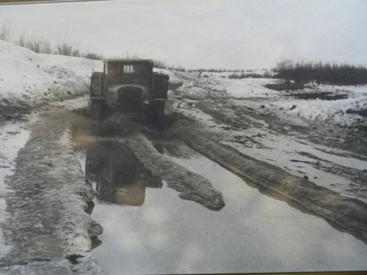 Весенняя распутица в районе трассы железной дороги на участке Салехард-Надым: фото из фондов Государственного архива Российской Федерации
