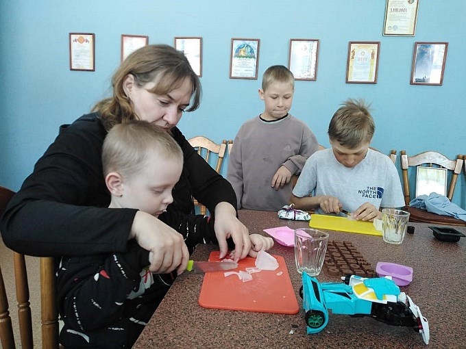 Дети нарезают основу для мыла