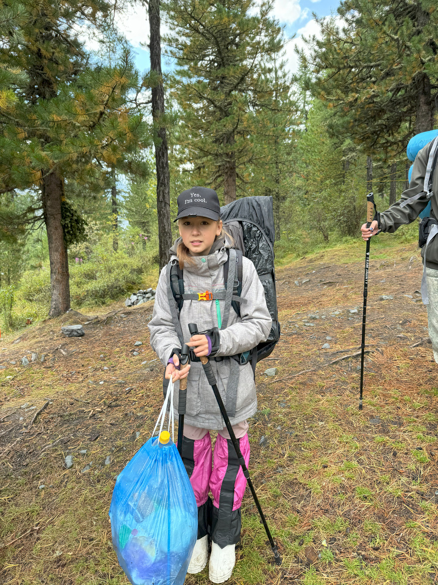 Варя с мусорным мешком (собрали весь)