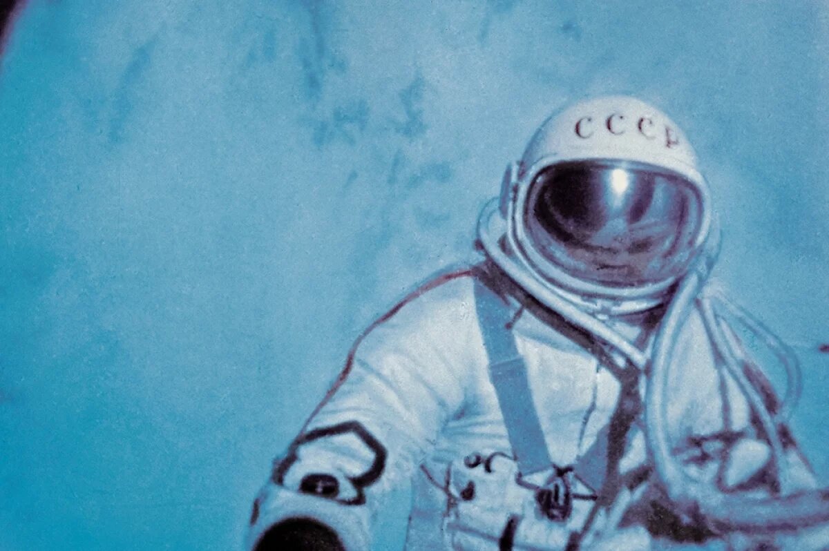    Алексей Леонов в открытом космосе.