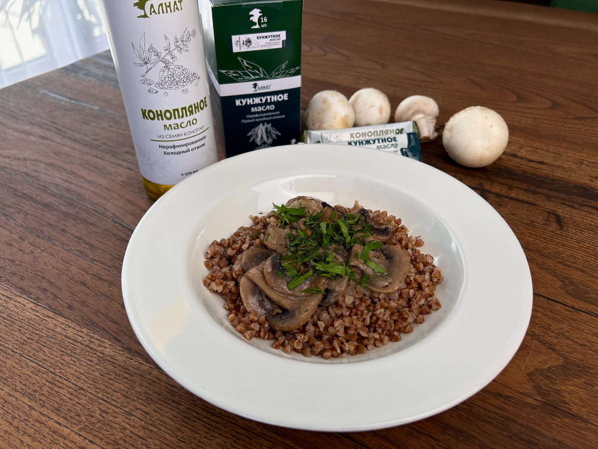 Постное меню: гречка с грибами, заправленная конопляным маслом АЛНАТ