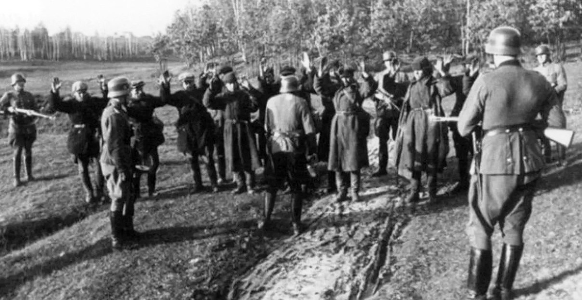 2-я рота 131-го полицейского батальона в составе зондеркоманды 7а айнзацгруппы В во время пленения партизан под Великими Луками в сентябре 1941 года