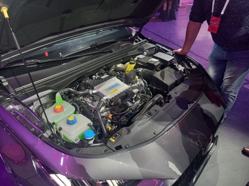 Под капотом - 1,5-литровый бензиновый турбомотор, работающий в паре с 7-ступенчатым роботом.