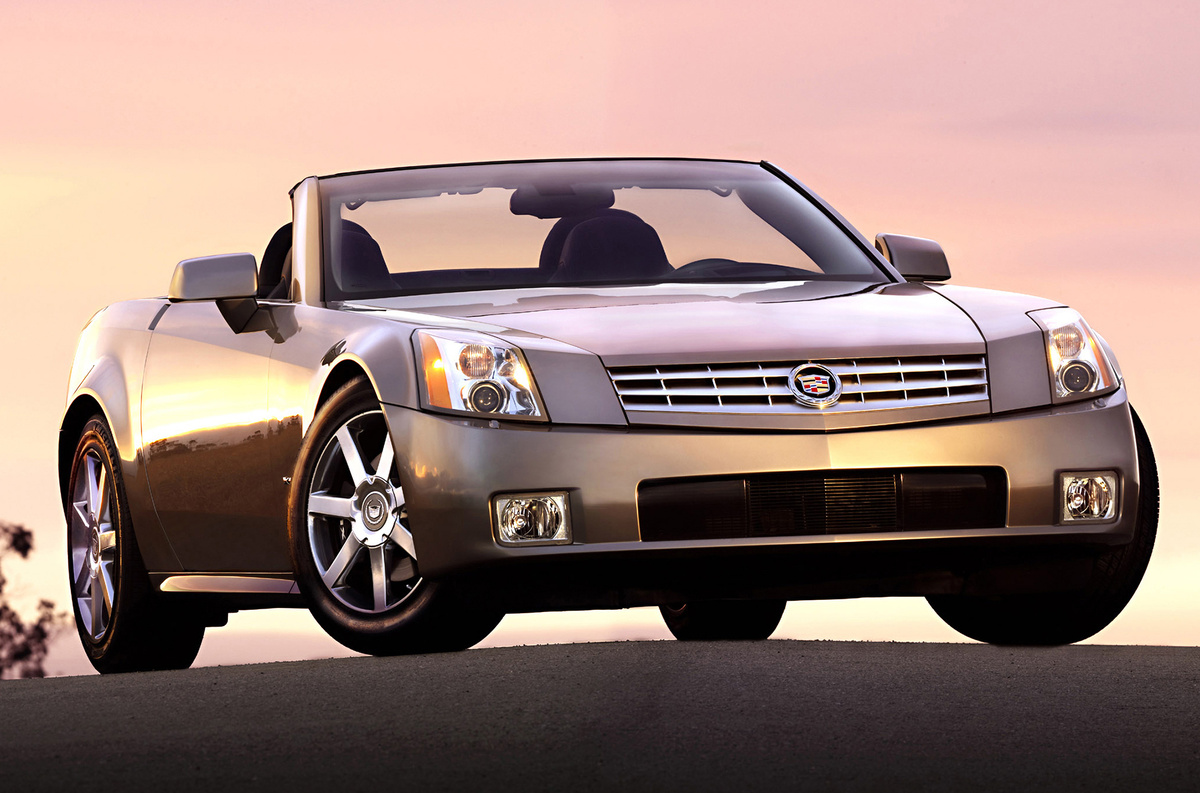    ### Cadillac XLR В новом тысячелетии Cadillac носился с идеей-фикс всерьез бросить вызов европейским премиальным брендам. Для этого пришлось полностью сменить имидж — придумать новый язык дизайна и сделать ставку на платформы с продольной компоновкой. В один прекрасный момент дело дошло до изящного родстера XLR с жесткой складной крышей в пику Mercedes-Benz SL и ему подобным. При чем тут Corvette? При том, что «икс-эл-ар» базируется на архитектуре Y-Body шестого поколения (C6).   
Cadillac