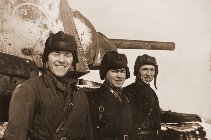 Танк КВ-1 производства ЛКЗ выпуска августа 1941 года и танкисты из его экипажа