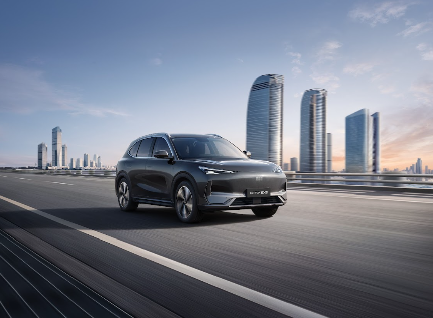 Geely EX5 доступен к покупке в России по цене от 4 099 990 рублей (РРЦ).