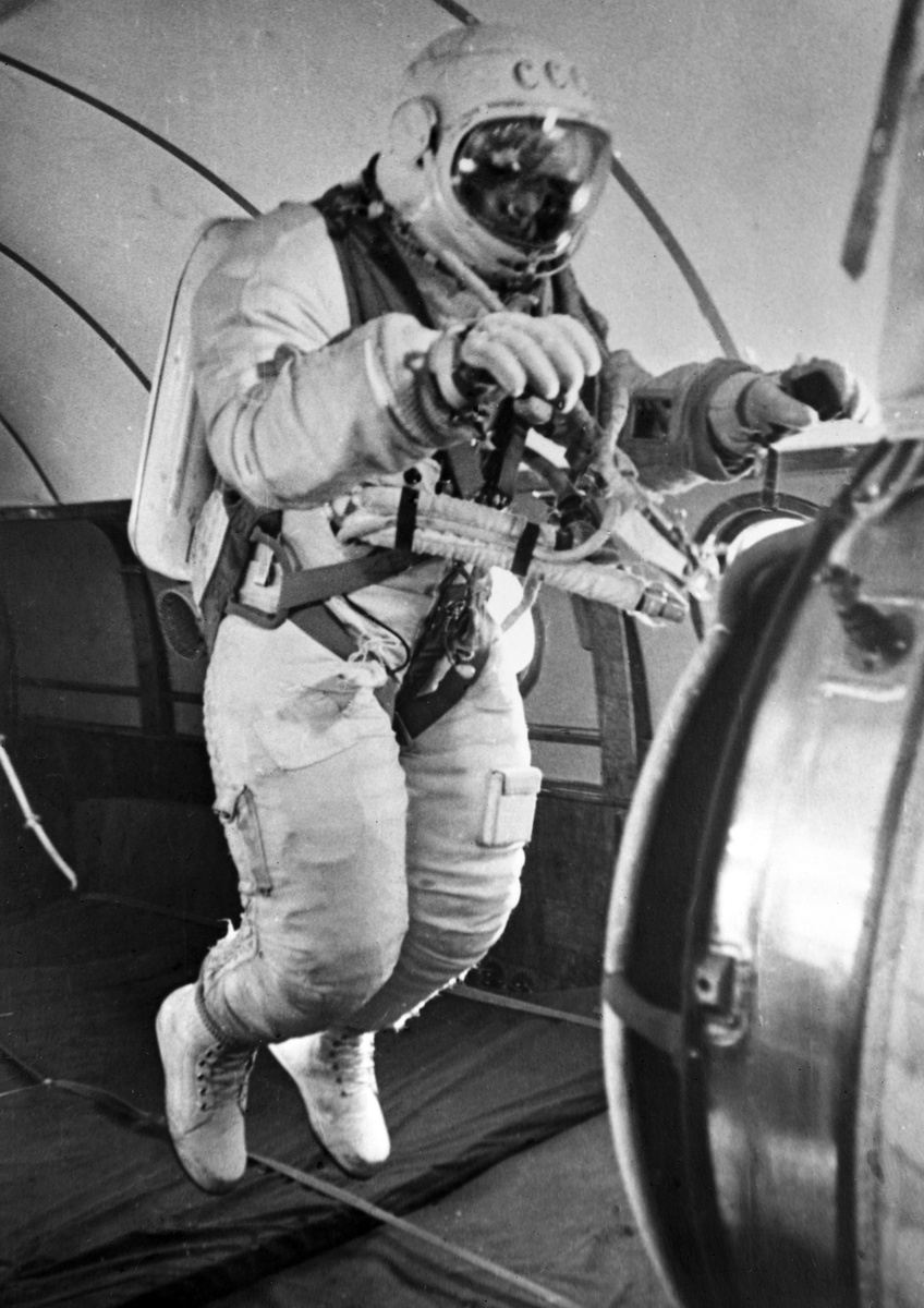    В Центре подготовки космонавтов Алексей Леонов прошёл путь от слушателя (1960 год) до командира отряда космонавтов (1976 год) и первого заместителя начальника Центра по лётной и космической подготовке (1982 год) / РИА Новости