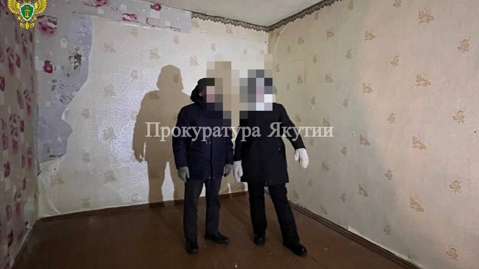 Водила ершиком для унитаза по лицу: в Якутии ребенок спал на полу и терпел побои