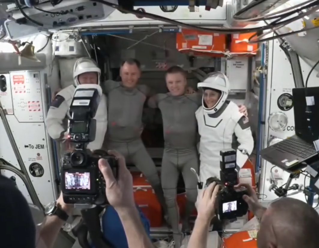 Последнее фото, сделанное на МКС, запечатлело момент, когда астронавты Ник Хейг, Суни Уильямс, Бутч Уилмор и космонавт Александр Горбунов собирают оборудование и закрывают люки