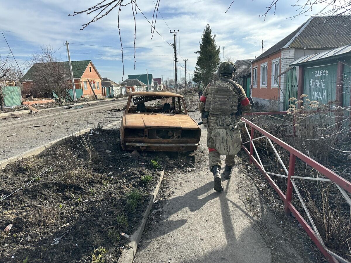 Бойцы 11-й гв ОДШБР в освобожденной Судже© РИА Новости / Андрей Коц