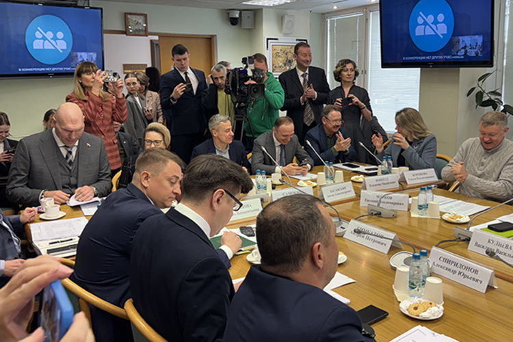    В Госдуме РФ прошло заседание специальной рабочей группы, посвященной проблеме бездомных животных. И на это мероприятие, кажется, оппонентов даже не приглашали. Оттого и тут получился стройный хор голосов, но уже за законопроект.   
Фото: Елена Колебакина