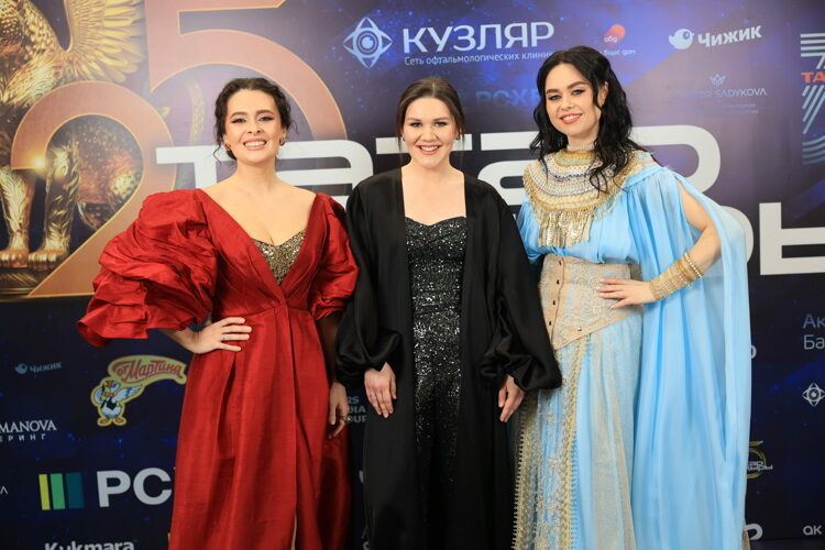    Эльмира Калимуллина, Дина Гарипова и Виктория Барс на «Татар җыры».   
 Фото предоставлено Анной Крыльцовой
