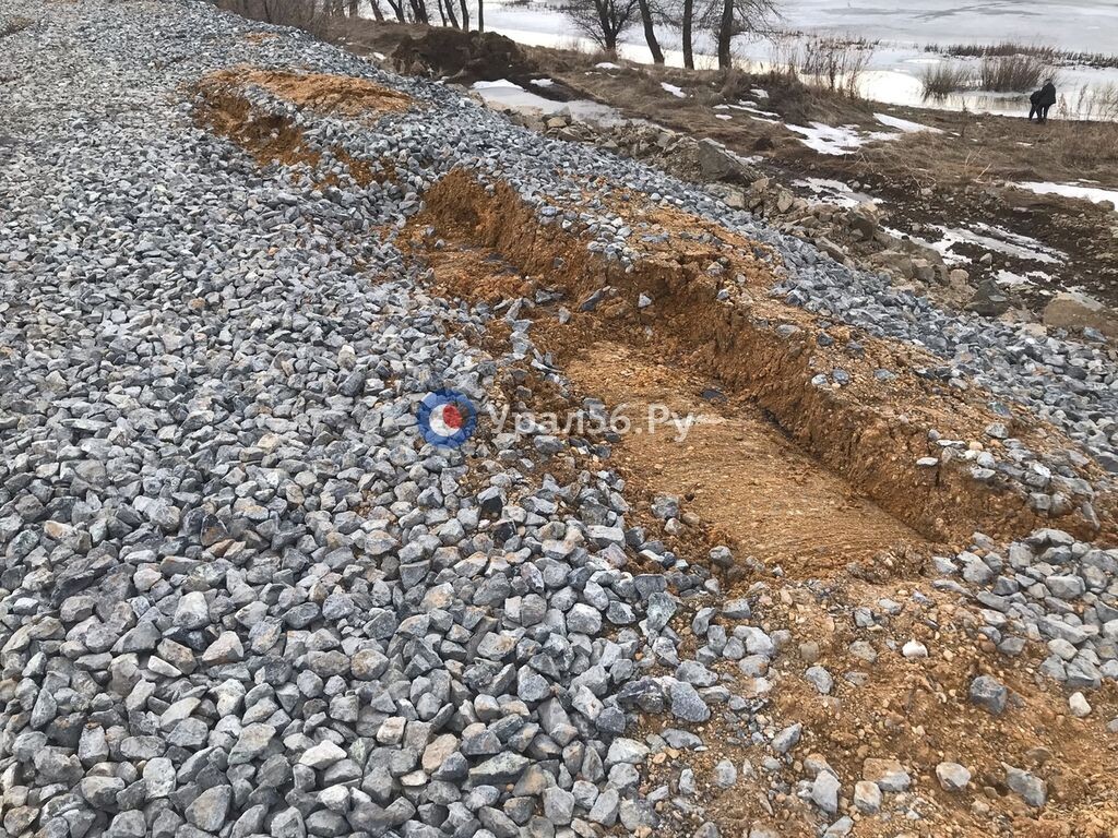    Глава Орска заверил, что грунт на отремонтированных участках двигается только сверху, тела дамбы это не касается