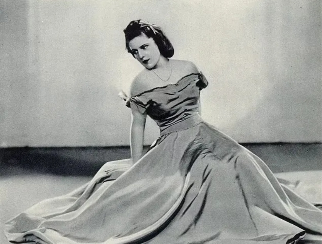 Розалинд Мод Шэнд (урождённая Кьюбитт), дочь Роланда Кьюбитта, 3-го барона Эшкомба, была матерью королевы Камиллы. Здесь она изображена в журнале Bystander в 1939 году, когда была дебютанткой