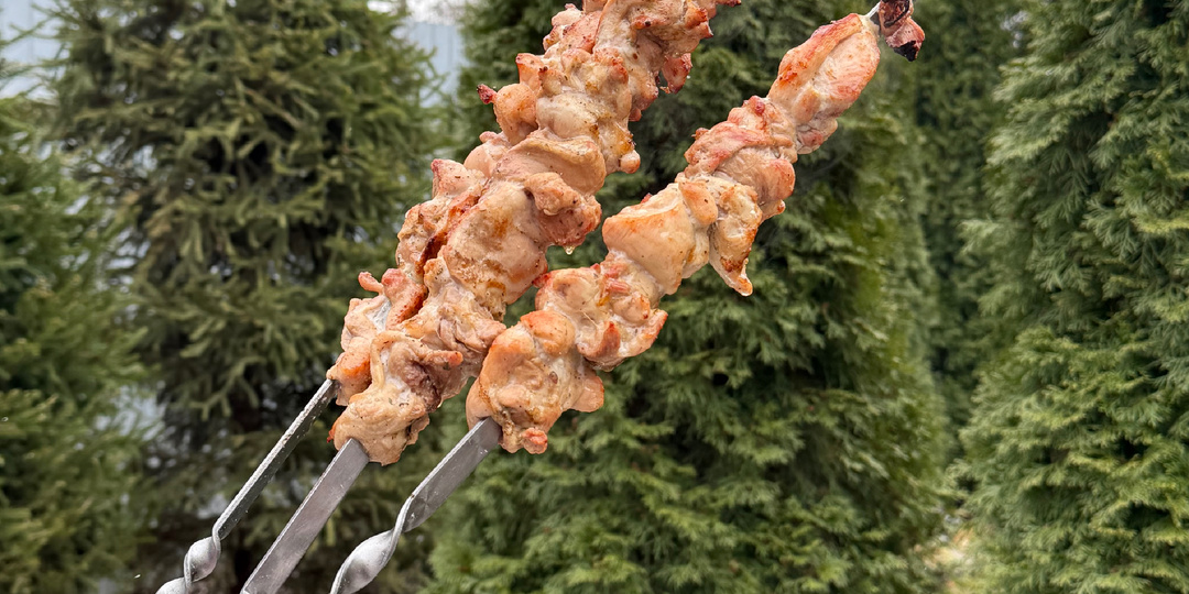 Нежный шашлык из куриных бедрышек. Рецепт простого маринада.