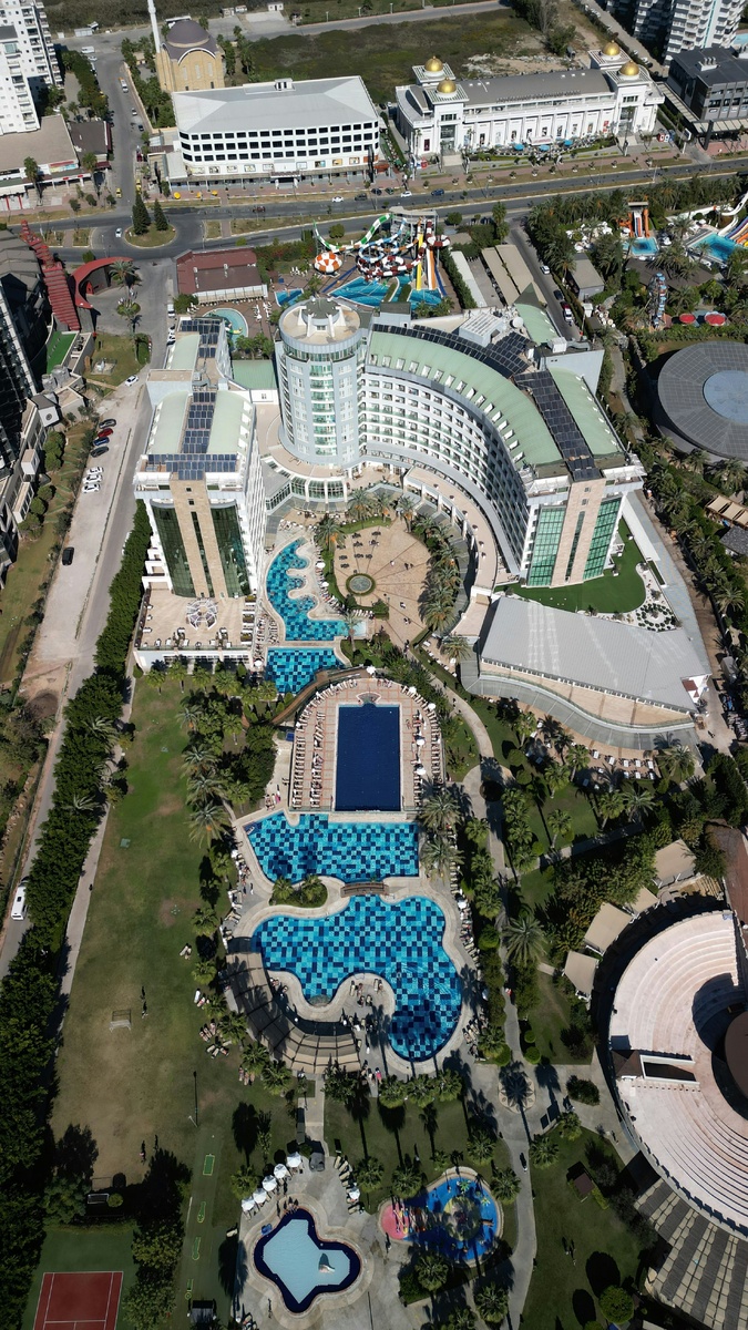 Повсеместное "всё включено" — это первое, что приходит в голову!…