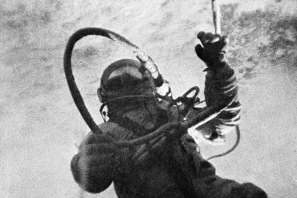 Алексей Леонов во время выхода в открытый космос 18 марта 1965 года. Фото: РИА Новости