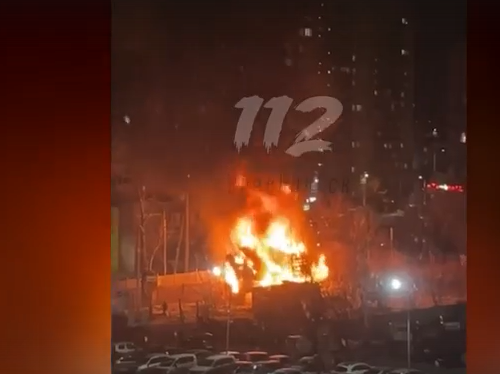     В Красноярске на Лесопарковой вспыхнул деревянный дом