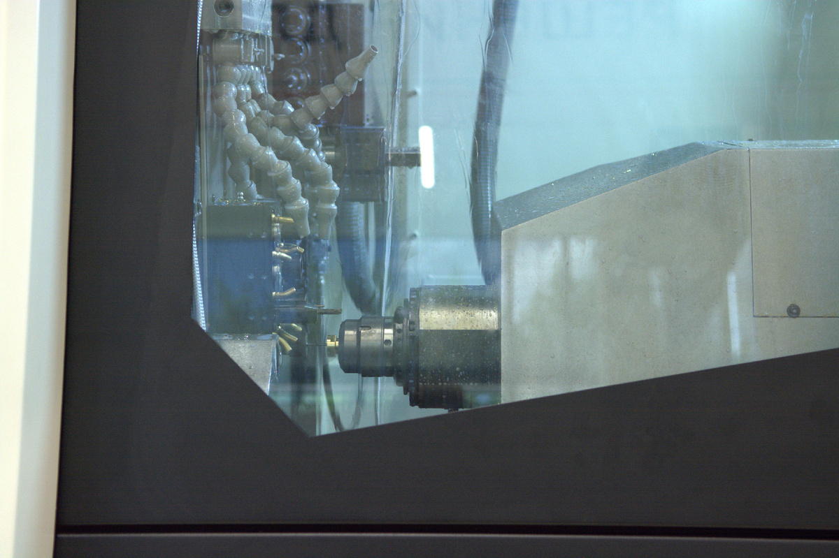 Закрытая рабочая зона станка с ЧПУ (токарный автомат)