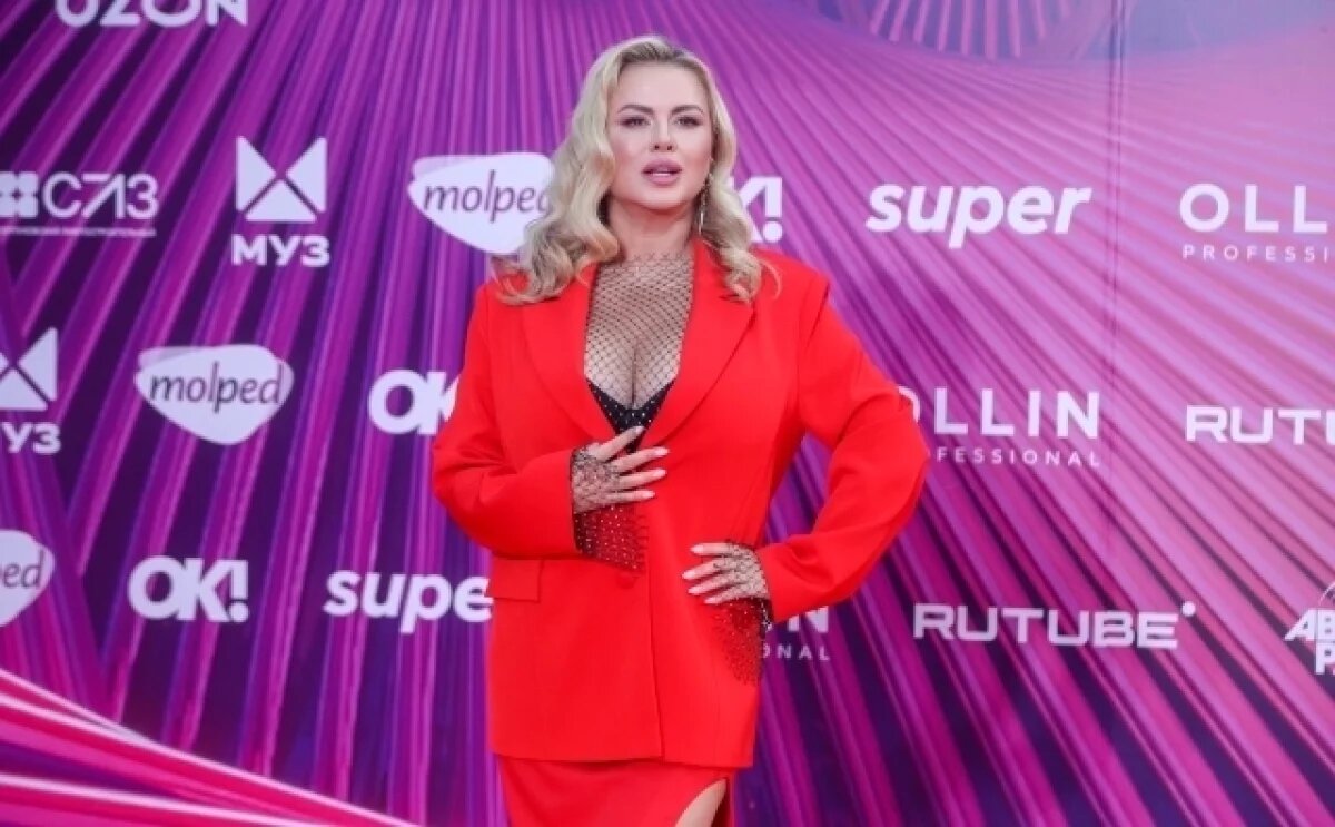    Анна Семенович начала заедать стресс