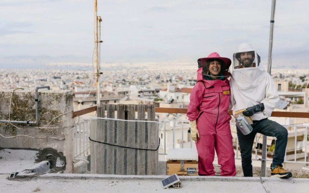    Никос Хатзильяс и Марили Карра на одной из своих городских пасек. Фото: Angelos Giotopoulos