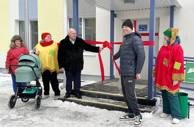 Февраль 2025 года. Вадим Лысанов на празднике в честь заселения нового восьмиэтажного дома на улице Свердлова, 31