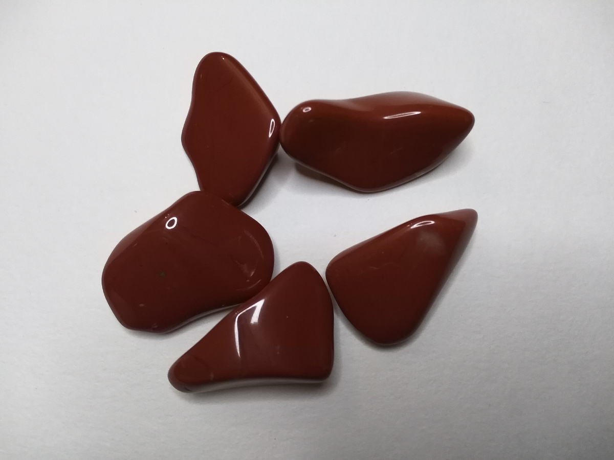 Красная яшма. Яшма имеет различные оттенки красного, коричневого и бордо. Я даже на берегах Волги прошлым летом находила яшму. 