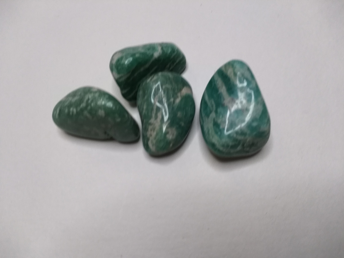 Амазонит. Камни не часто встречаются в природе, но очень хорошо смотрятся в украшениях. Минерал назван по имени реки Амазонка, хотя он там никогда не встречался. Его ошибочно спутали с найденным там нефритом. Но название этого камня так и осталось амазонит. 