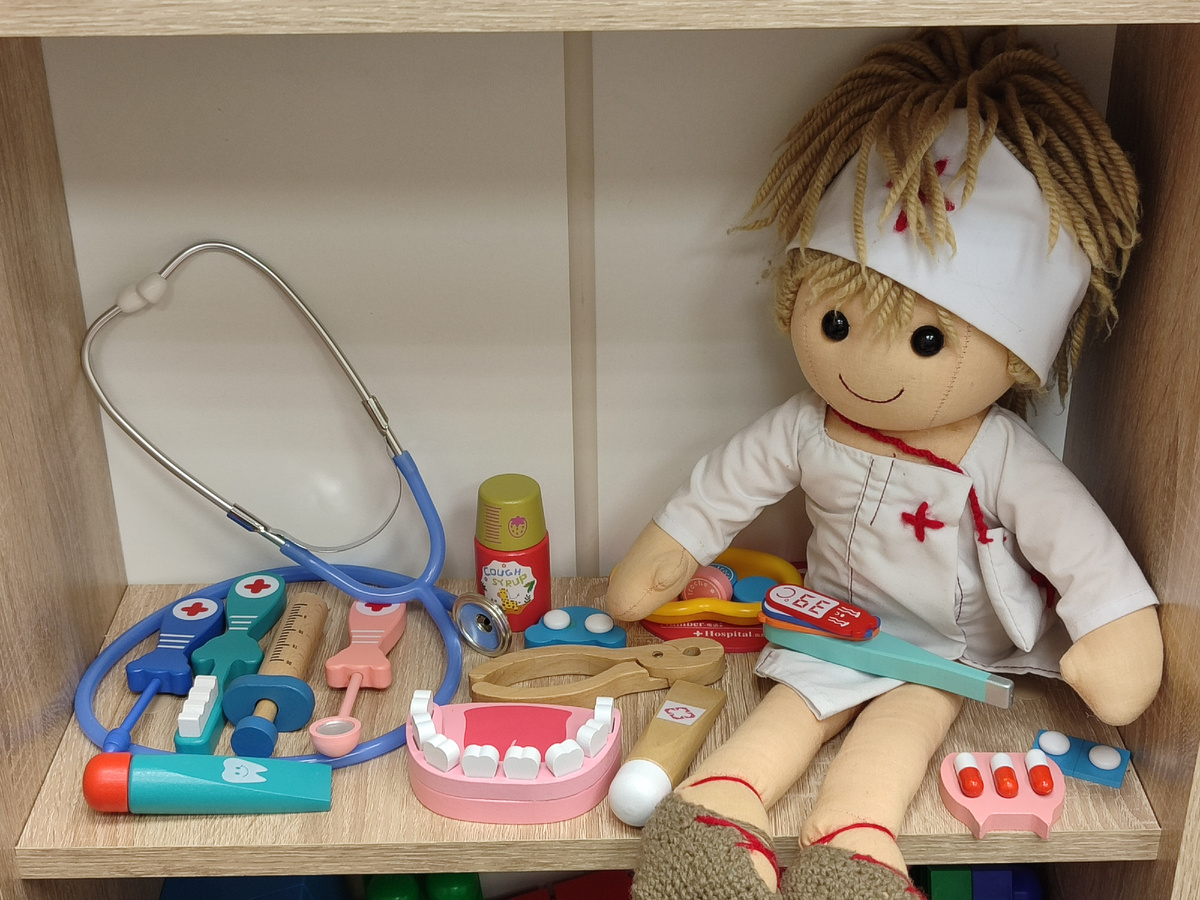 Тряпичный доктор, которому "мстят" дети за всех врачей, с какими им приходилрсь сталкиваться. Мне его бывает жалко...... 