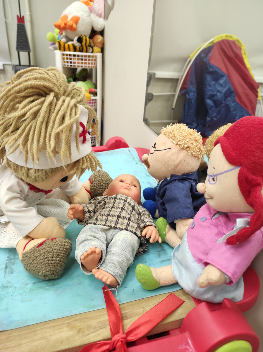 Маленький пациант со своими родителями у врача