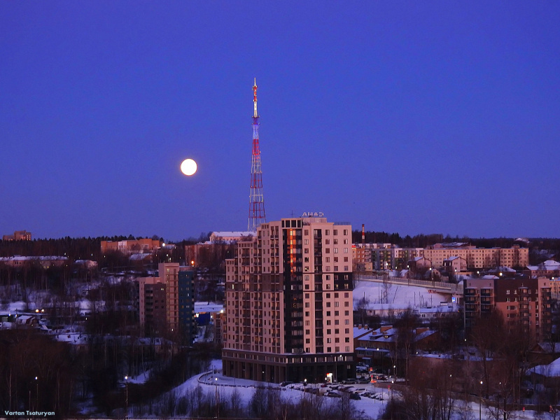    Закат Луны попал в объектив фотографа в ПетрозаводскеВартан Цатурян
