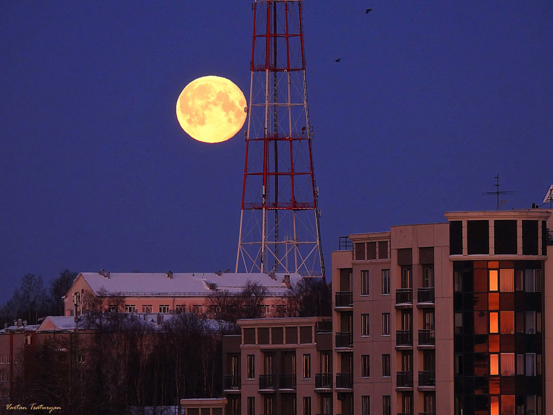    Закат Луны попал в объектив фотографа в ПетрозаводскеВартан Цатурян